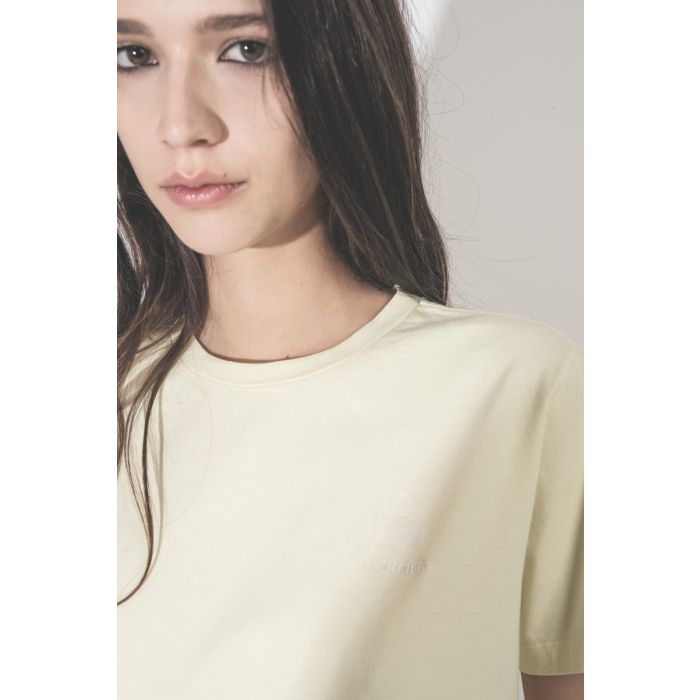 T-shirt Aby Isabel Marant Étoile en coton jaune pâle, logo brodé en écru au-dessus de la poitrine. Détail du logo Marant.