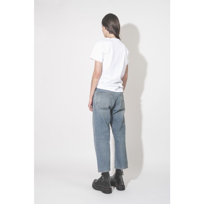 T-shirt Aby Isabel Marant Étoile en coton blanc, mini logo brodé ton sur ton au-dessus de la poitrine, porté de dos.