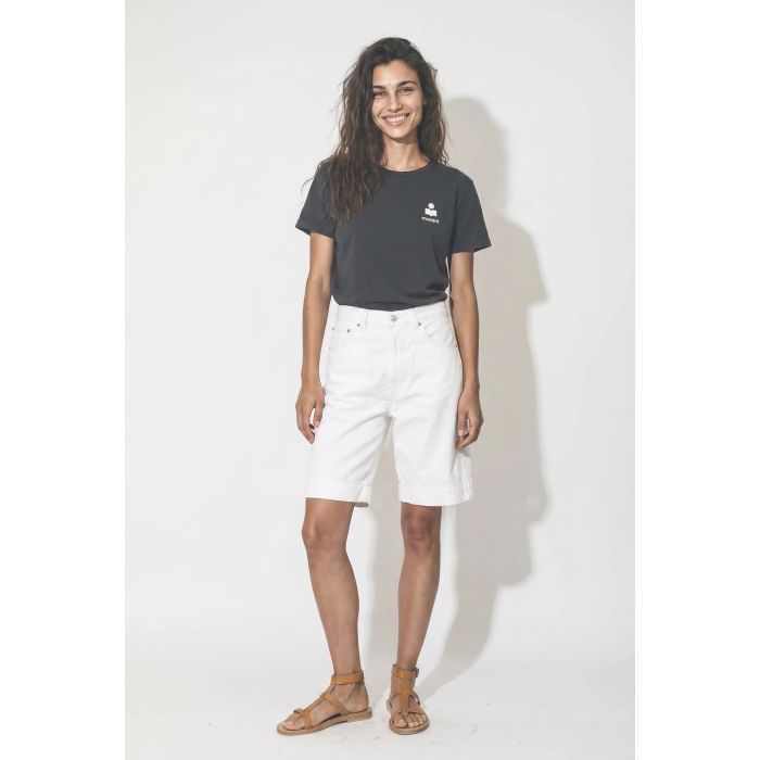 T-shirt droit à manches courtes Aby Isabel Marant Etoile en coton marine, logo brodé écru porté de face avec un short long.