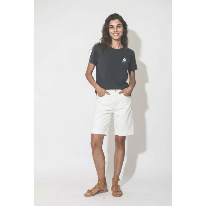 T-shirt droit à manches courtes Aby Isabel Marant Etoile en coton marine, logo brodé écru porté de face rentré dans un short long.