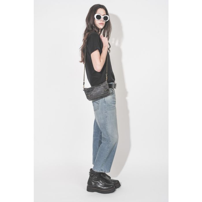 T-shirt Aby Isabel Marant Étoile en coton noir, logo brodé ton sur ton au-dessus de la poitrine, porté de profil avec un sac Bobi S Jérôme Dreyfuss.