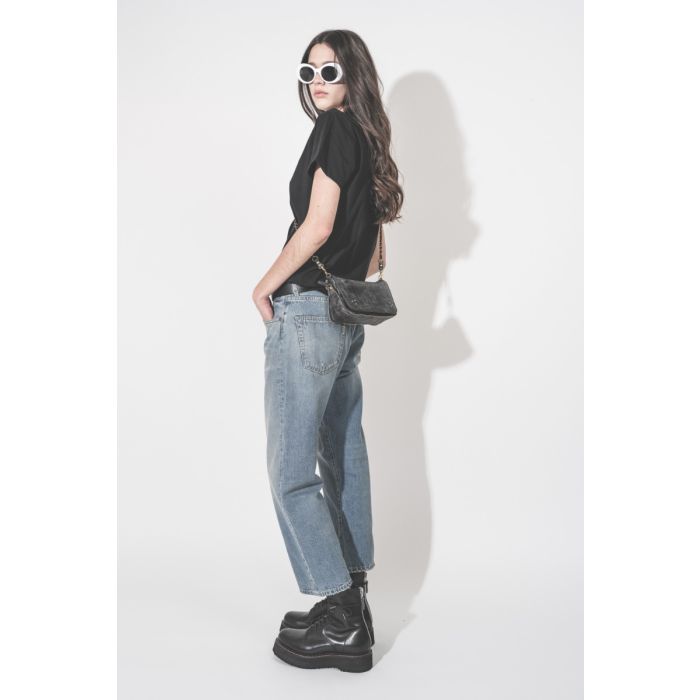 T-shirt Aby Isabel Marant Étoile en coton noir, logo brodé ton sur ton au-dessus de la poitrine, porté de profil dos.