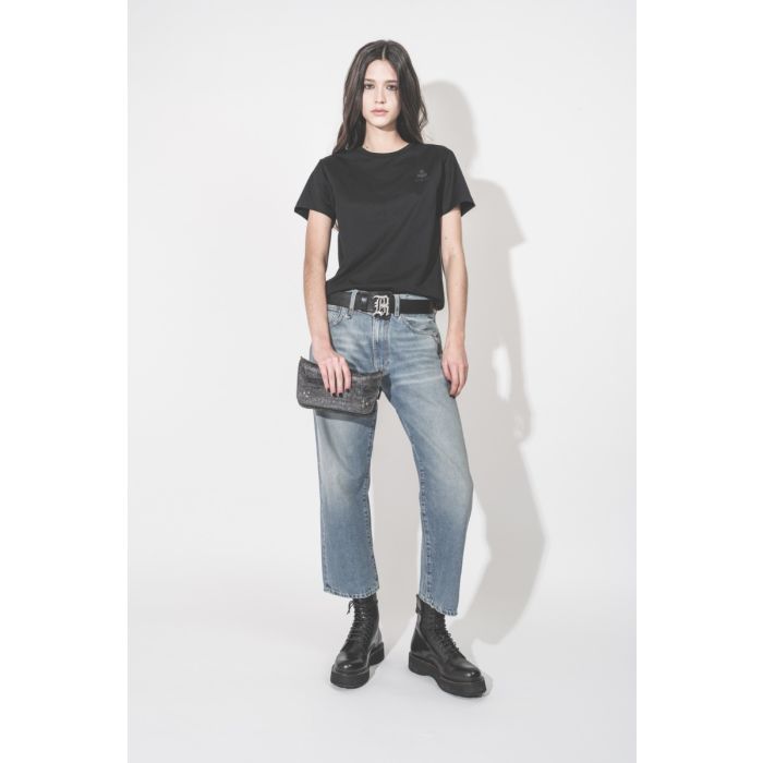 T-shirt Aby Isabel Marant Étoile en coton noir, logo brodé ton sur ton au-dessus de la poitrine, porté de face avec un jean R13.
