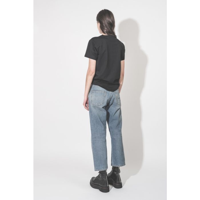 T-shirt Aby Isabel Marant Étoile en coton noir, logo brodé ton sur ton au-dessus de la poitrine, porté de dos.