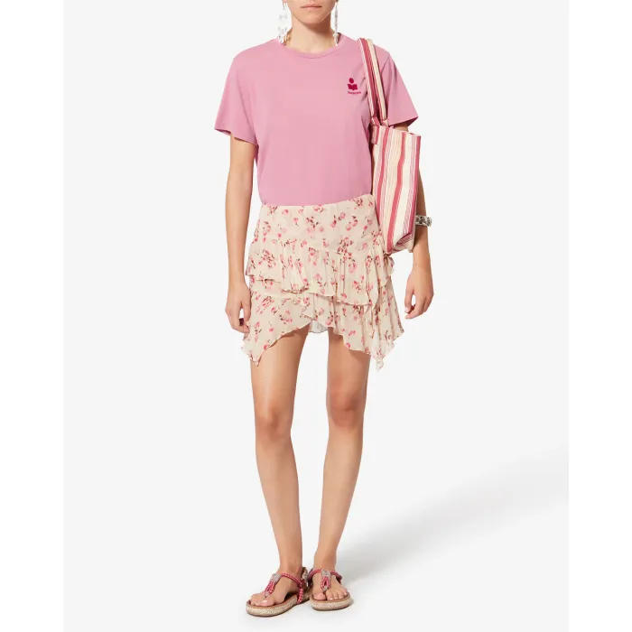 T-shirt droit à manches courtes en coton rose Bubblegum Aby Isabel Marant Etoile. Logo bordeaux sur le poitrine. Porté de face avec une mini-jupe imprimée.