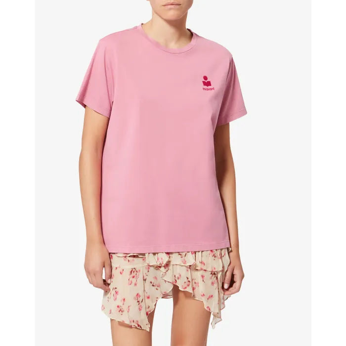T-shirt droit à manches courtes en coton rose Bubblegum Aby Isabel Marant Etoile. Logo bordeaux sur le poitrine. Porté de face.