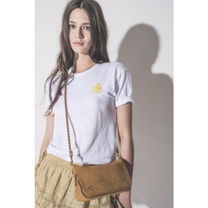 T-shirt Koldia Isabel Marant Étoile en lin blanc, logo jaune flocké au-dessus de la poitrine, porté de face.