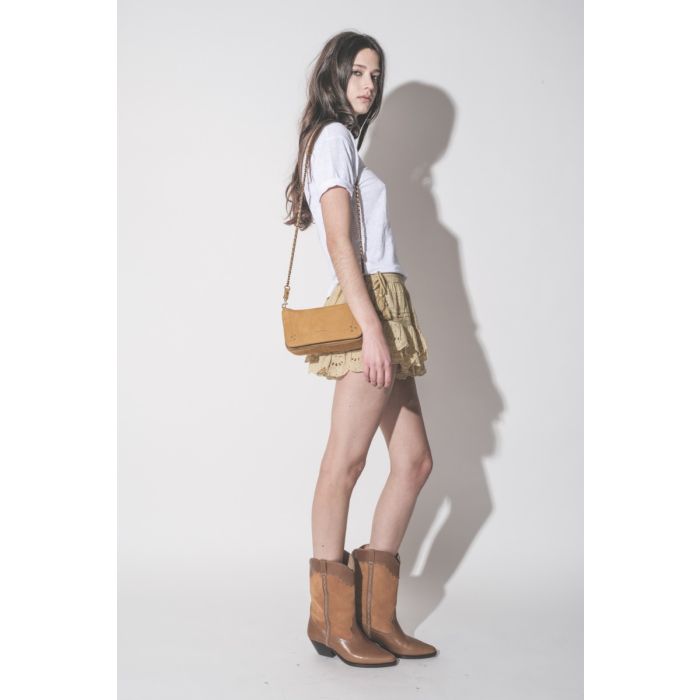 T-shirt Koldia Isabel Marant Étoile en lin blanc, logo jaune flocké au-dessus de la poitrine, porté avec un sac en cuir jaune Jérôme Dreyfuss.