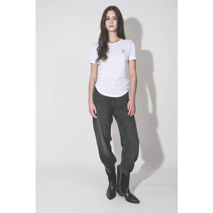 T-shirt Koldia Isabel Marant Étoile en lin blanc, logo or au-dessus de la poitrine, porté de face.
