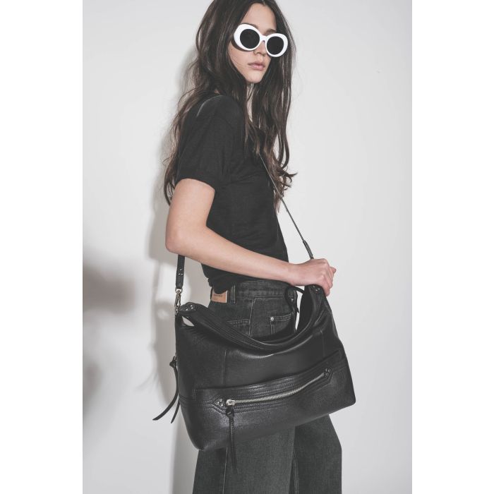 T-shirt à manches courtes Koldia Marant Étoile en lin noir, logo argent au-dessus de la poitrine, porté avec un sac en cuir noir Jérôme Dreyfuss.