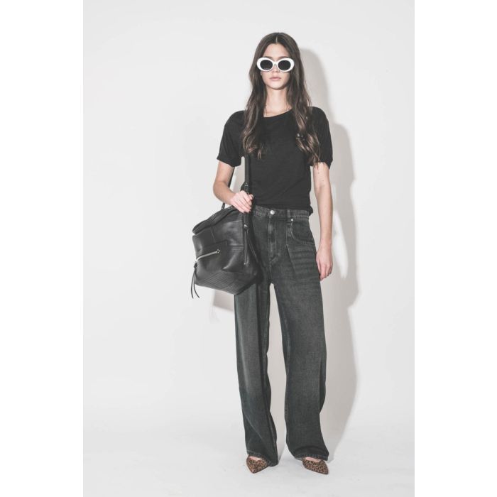 T-shirt à manches courtes Koldia Marant Étoile en lin noir, logo argent au-dessus de la poitrine, porté de face avec un sac oversize Jérôme Dreyfuss.