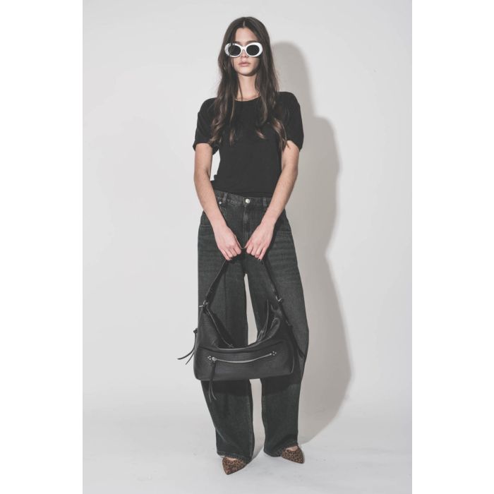 T-shirt à manches courtes Koldia Marant Étoile en lin noir, logo argent au-dessus de la poitrine, porté de face avec un jean noir Isabel Marant. 