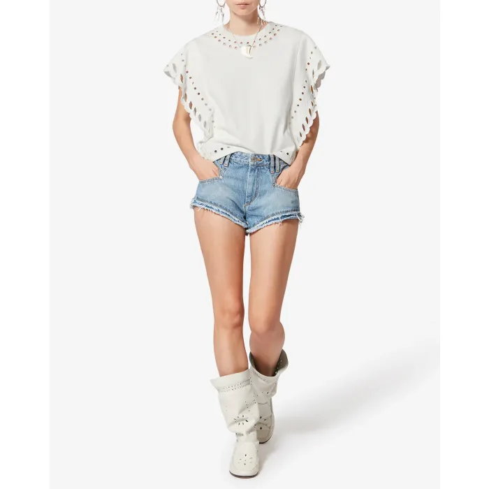 Tee-shirt court Odyle Isabel Marant Etoile en coton brodé écru, porté de face avec un short en jean.