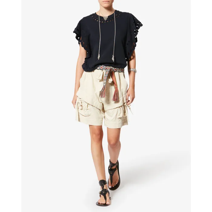 T-shirt court Odyle Isabel Marant Etoile en coton brodé noir, porté de face avec un bermuda.