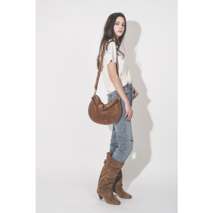 T-shirt Zewel Widl Bisous Isabel Marant en coton écru, broderie bouche rouge Marant, porté de profil avec un jean bleu Anine Bing et un sac Oskan soft zip suédé cognac Isabel Marant.