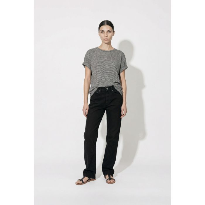 T-shirt Zewel Isabel Marant Etoile à rayures noires et blanches en coton et lin, porté avec un jean noir.