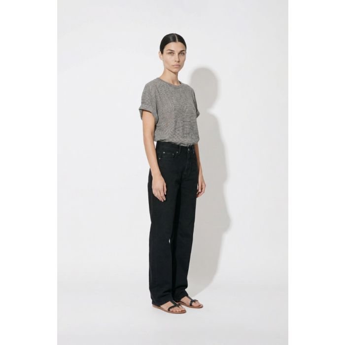 T-shirt Zewel Isabel Marant Etoile à rayures noires et blanches en coton et lin, porté de profil avec un jean noir.