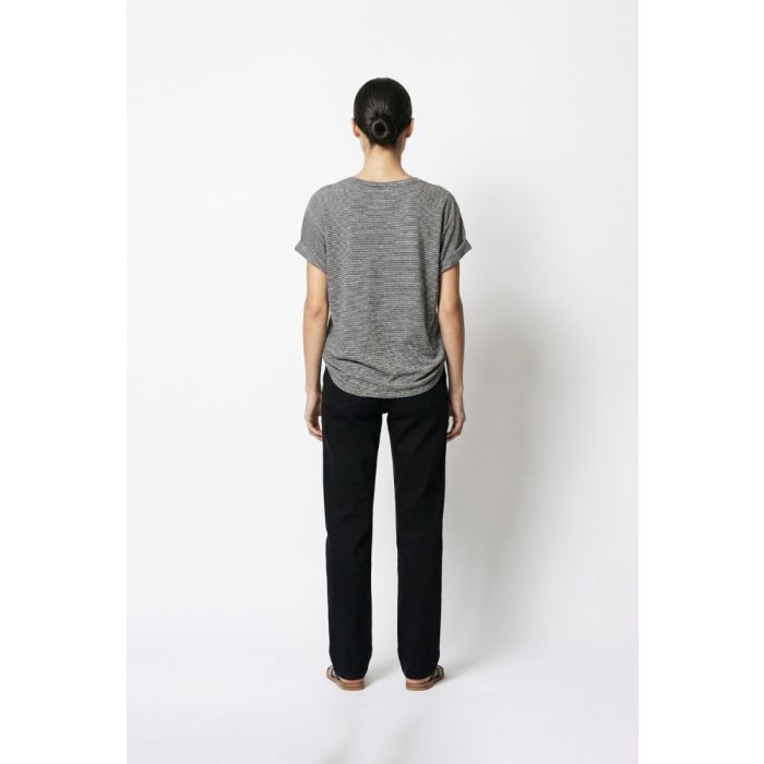 T-shirt Zewel Isabel Marant Etoile à rayures noires et blanches en coton et lin, porté de dos avec un jean noir.