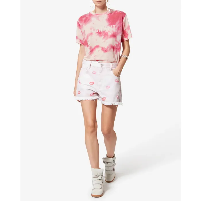 T-Shirt droit à manches courtes Zewel en coton motif tie and dye rose nuage, logo blanc « Marant » imprimé devant, porté avec un short.