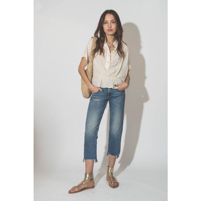 Blouse manches courtes en viscose écru Azalea Isabel Marant Etoile. Porté avec un jean Boy Straight bleu.