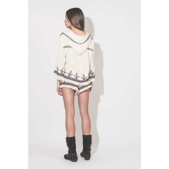 Short court écru brodé taille élastique avec cordon écru Kriss Marant Etoile. Porté  de dos avec un top coordonné Kameya Marant Etoile et des boots en cuir suédé noir délavé brodé Siani Isabel Marant. 