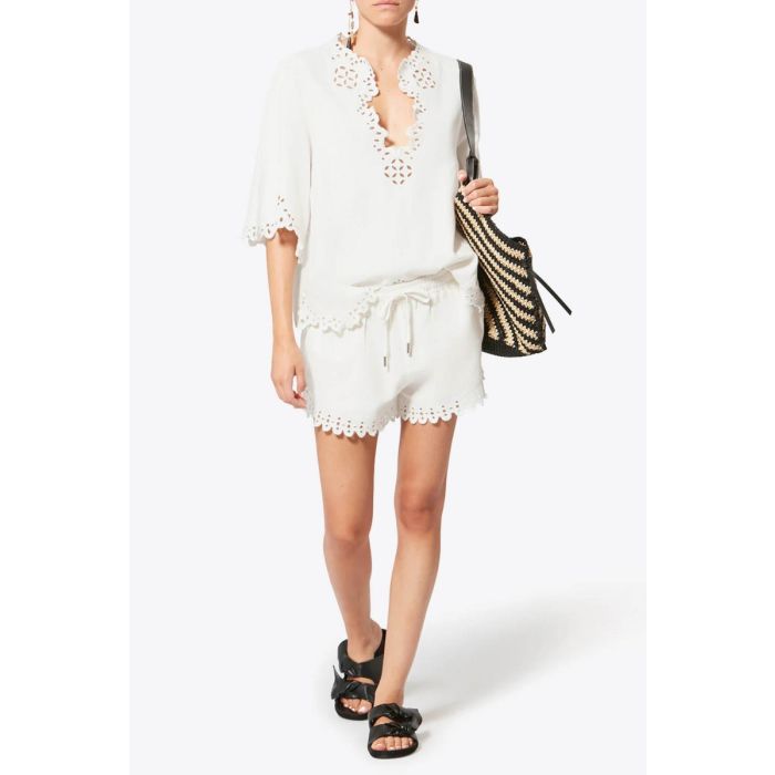 Top manches courtes col V en coton blanc brodé Shana Isabel Marant Etoile, porté avec le short assorti.