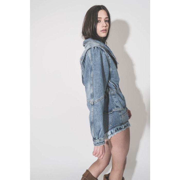 Veste Dolie Isabel Marant Étoile en denim bleu ciel, portée de profil. 