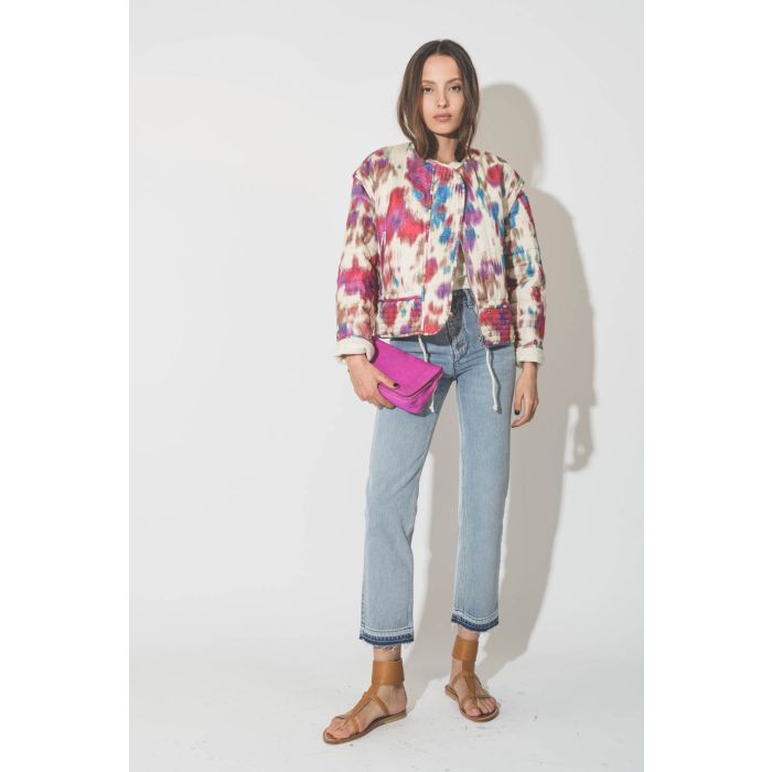 Veste courte matelassée imprimé Tie and Dye beige framboise Gelio Isabel Marant Etoile. Porté ouverte de face. 