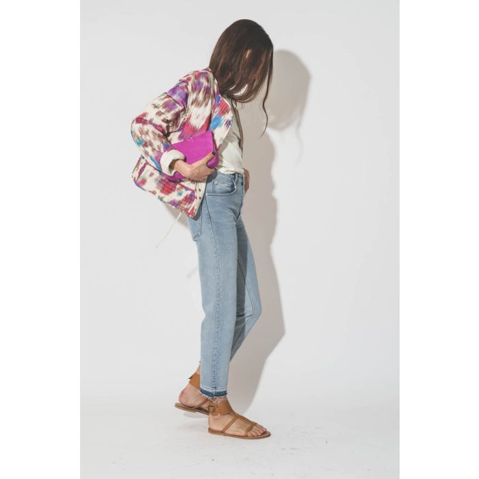Veste courte matelassée imprimé Tie and Dye beige framboise Gelio Isabel Marant Etoile. Porté ouverte de profil.