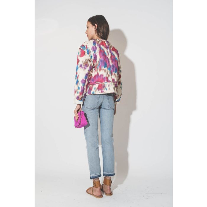 Veste courte matelassée imprimé Tie and Dye beige framboise Gelio Isabel Marant Etoile. Porté de dos.