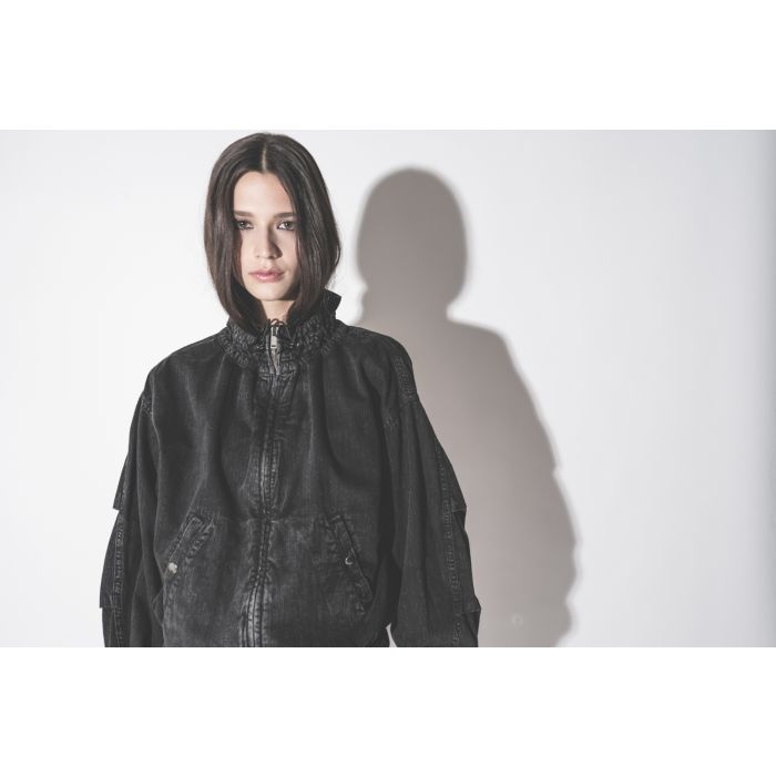 Veste courte Plume Isabel Marant Etoile en chambray noir délavé, portée de face.