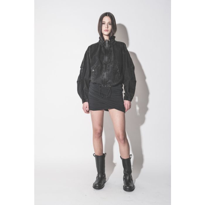 Veste courte Plume Isabel Marant Etoile en chambray noir délavé, portée de face avec une mini-jupe et des bottes Golden Goose.