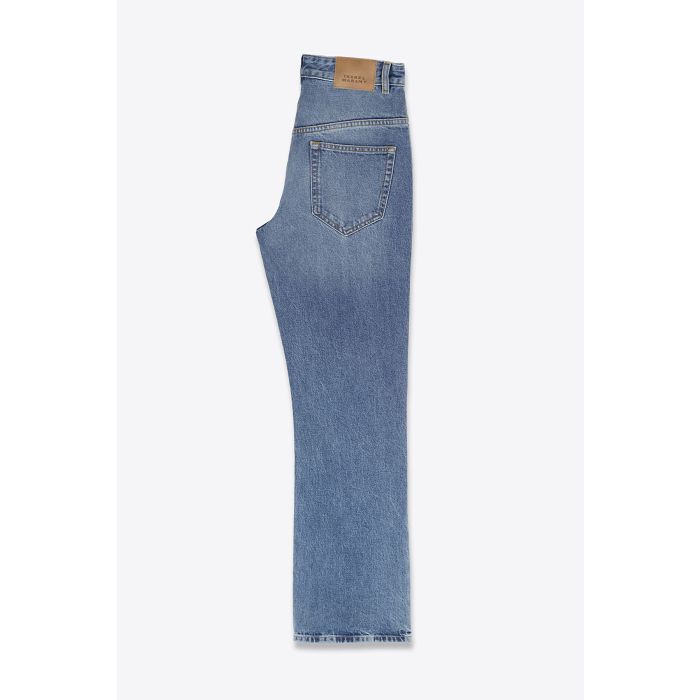 Jean Belvia Isabel Marant en denim bleu clair délavé, coupe bootcut légèrement évasée, taille mi-haute avec double passants et cinq poches. Vue de profil.