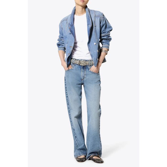 Jean Belvia Isabel Marant en denim bleu clair délavé, coupe bootcut légèrement évasée, taille mi-haute avec double passants et cinq poches porté de face.