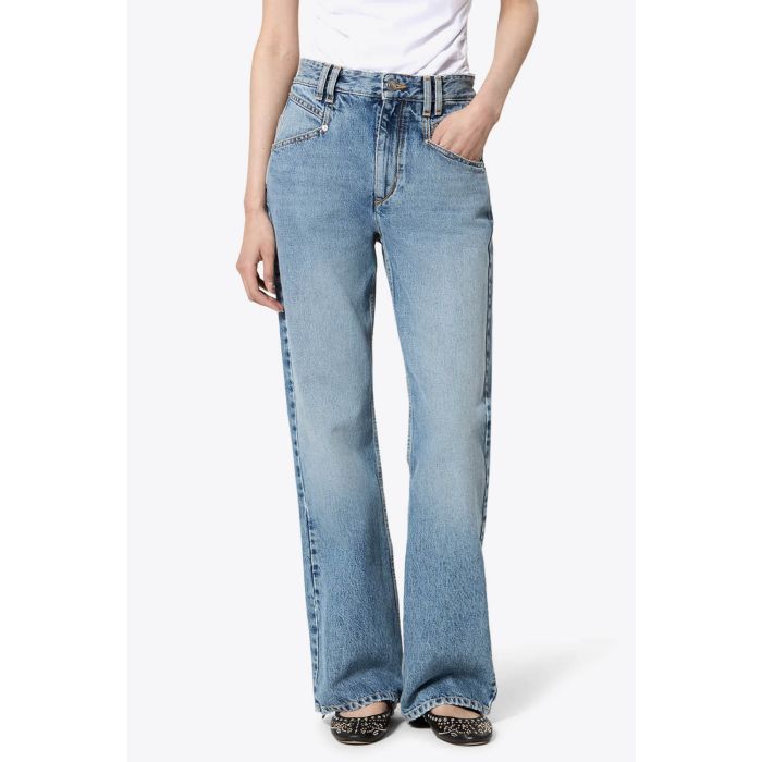 Jean Belvia Isabel Marant en denim bleu clair délavé, coupe bootcut légèrement évasée, taille mi-haute avec double passants et cinq poches. Porté de face.