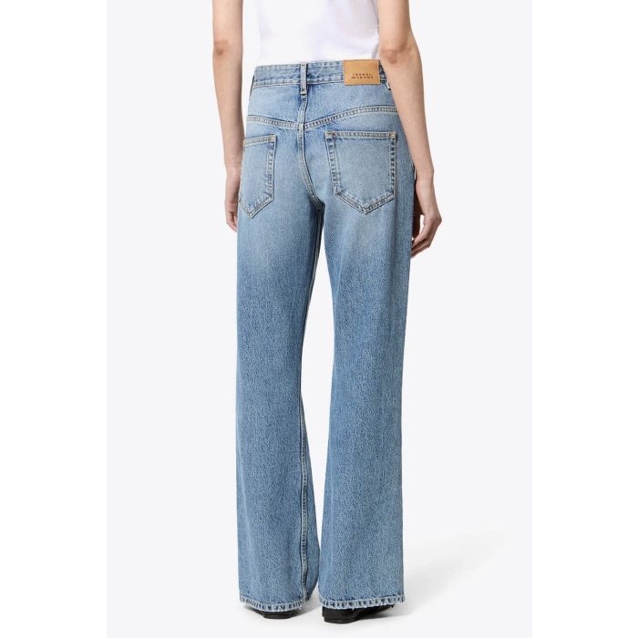 Jean Belvia Isabel Marant en denim bleu clair délavé, coupe bootcut légèrement évasée, taille mi-haute avec double passants et cinq poches. Porté de dos.