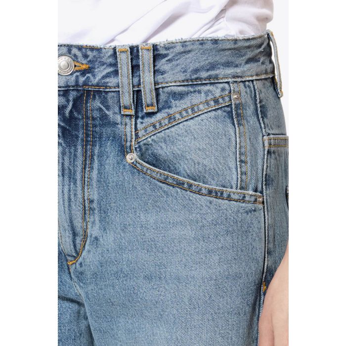 Jean Belvia Isabel Marant en denim bleu clair délavé, coupe bootcut légèrement évasée, taille mi-haute avec double passants et cinq poches. Détail des poches avant.