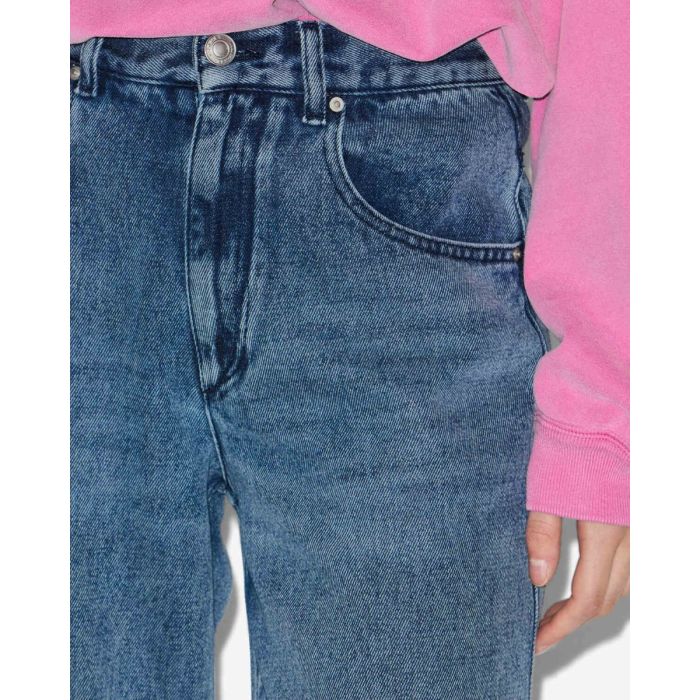 Jean fluide Jenny Isabel Marant en denim bleu clair. Vue de face. Forme classique « Regular ». Détail de la toile.