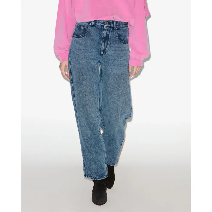 Jean fluide Jenny Isabel Marant en denim bleu clair. Vue de face. Forme classique « Regular ». Porté de face.