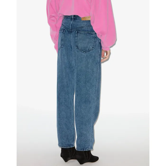 Jean fluide Jenny Isabel Marant en denim bleu clair. Vue de face. Forme classique « Regular ». Porté de dos.