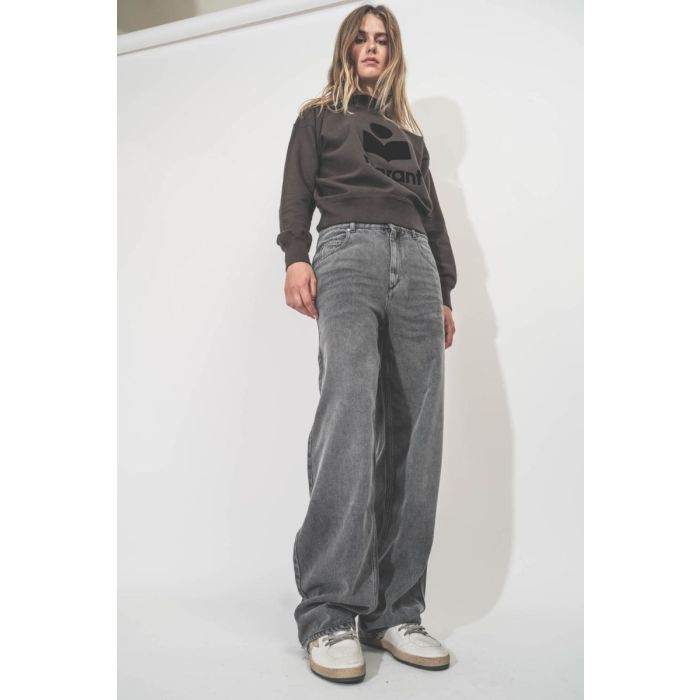 Jean Joanny Isabel Marant Etoile gris clair. Porté de face.