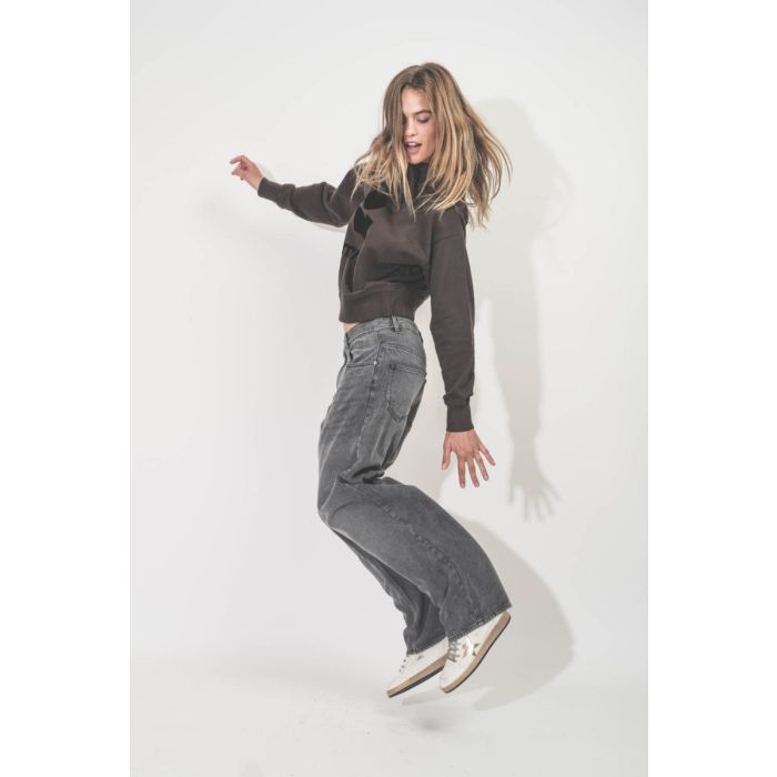 Jean Joanny Isabel Marant Etoile gris clair. Porté de profil.