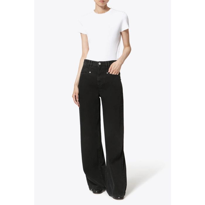 Jean Lemony Isabel Marant en denim noir, coupe ample taille haute à jambes très larges porté avec un tee-shirt blanc.