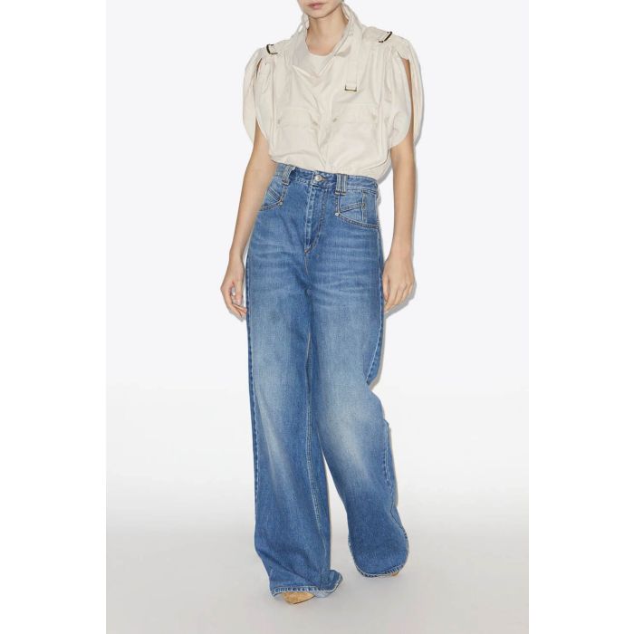 Jean Lemony Isabel Marant en denim bleu clair délavé, coupe ample taille haute à jambes très larges porté avec un top sans manches.