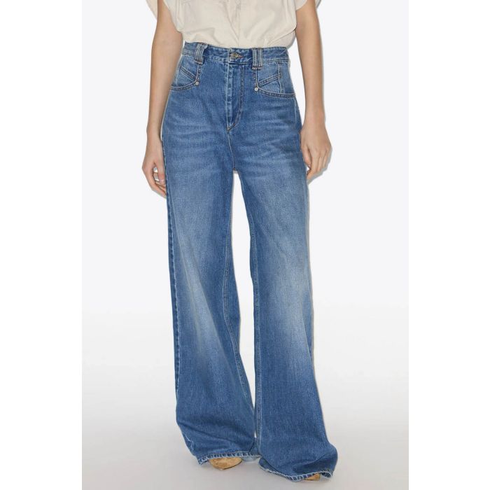 Jean Lemony Isabel Marant en denim bleu clair délavé, coupe ample taille haute à jambes très larges porté de face.