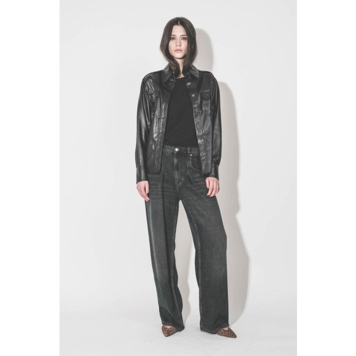 Jean large à pinces Rodayna Isabel Marant en lyocell Durty Blue, porté avec une chemise en sky noire.