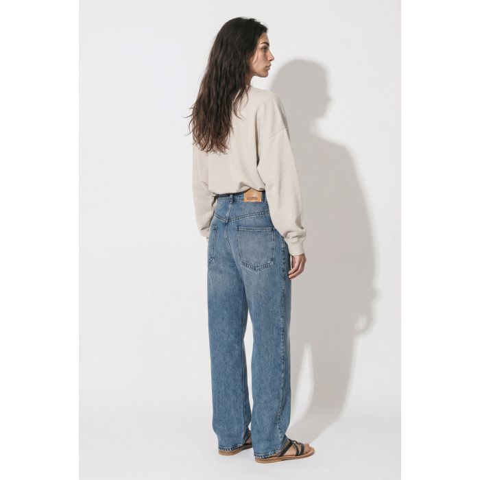 Jean fluide à pinces Rodayna Isabel Marant en denim bleu ciel. Coupe large porté de dos rentré dans le jean.
