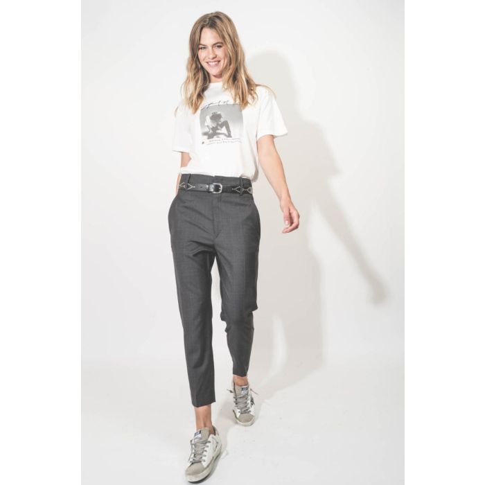 Pantalon Noah Isabel Marant en laine froide Prince de Galles gris anthracite. Porté avec des sneakers Golden Goose.