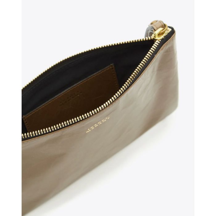 Pochette avec anse porté main en cuir glacé kaki foncé Mino Isabel Marant. Intérieur toile en sergé poche en cuir porte-cartes. Fermeture zip doré.