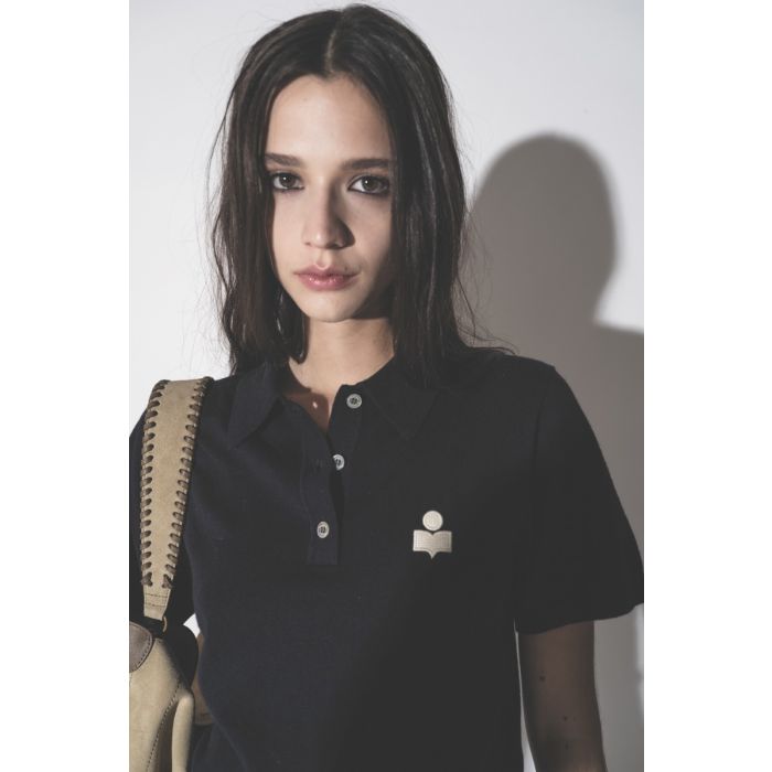 Polo Althea Isabel Marant en coton et laine bleu nuit, porté de face. Détail du logo brodé écru.